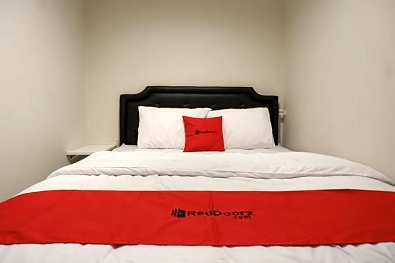 RedDoorz @ Losari Area 2 Makassar