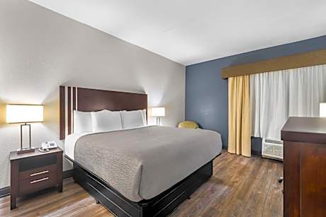 King Room with Roll-In Shower - Disability Access/Non Smoking/Interior Hall