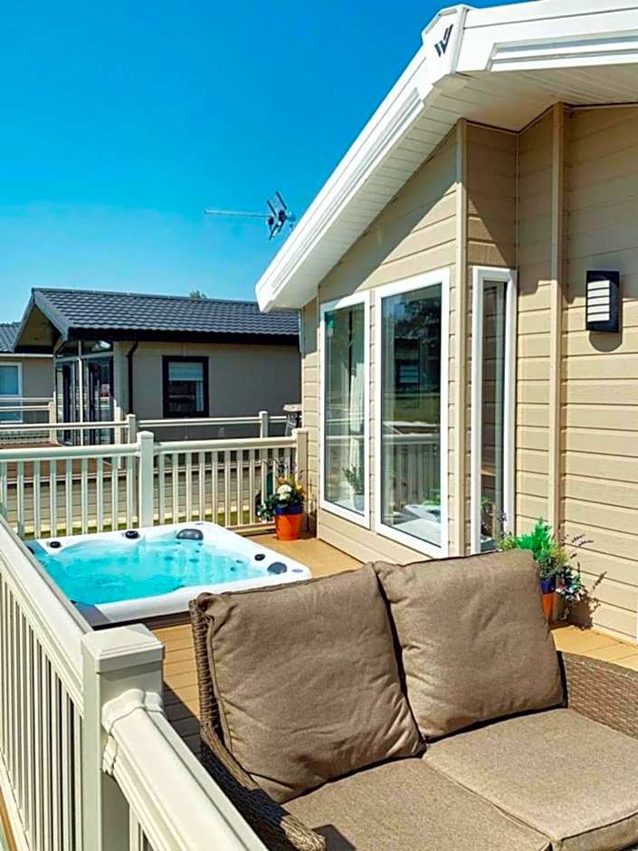 Heathery Lodge with Hot Tub