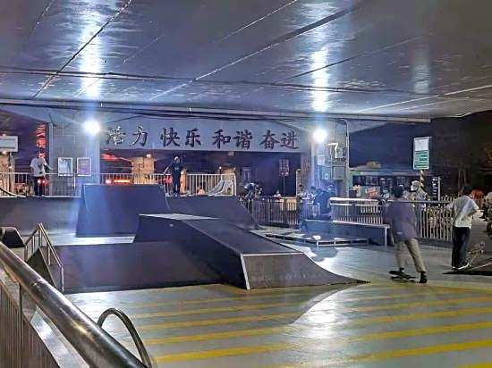Yimi Hotel (Guangzhou East Lake subway station  Pearl River night tour Terminal)