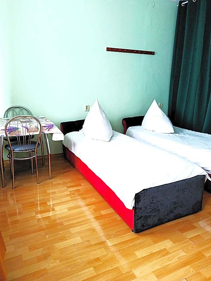 Foto 1 de 8 de 6-Bed Mixed Dormitory Room