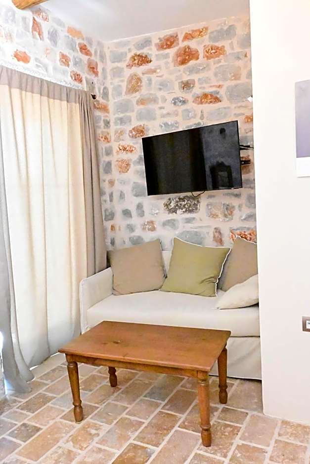 Arapis Rooms & Suites