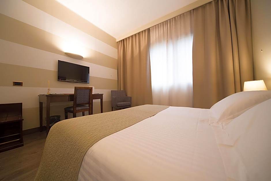 Photo 1 of 40 of Hotel Motel Ascot