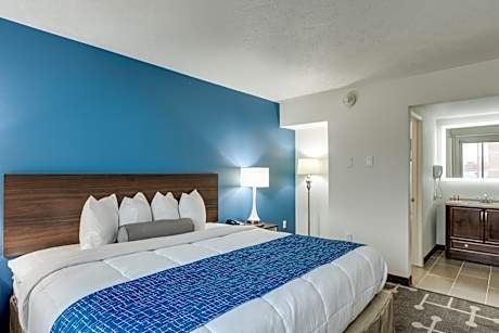 King Suite - Mobility Access/Non-Smoking