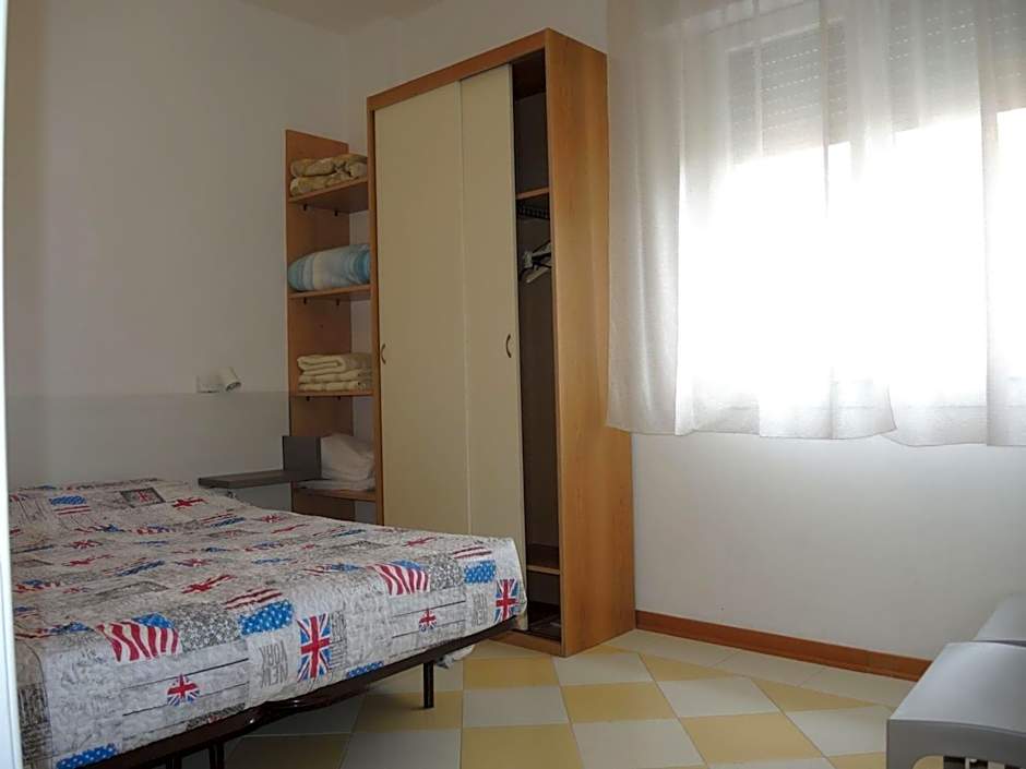 One-bedroom flat with balcony and AC