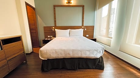 STANDARD 1 QUEEN BED