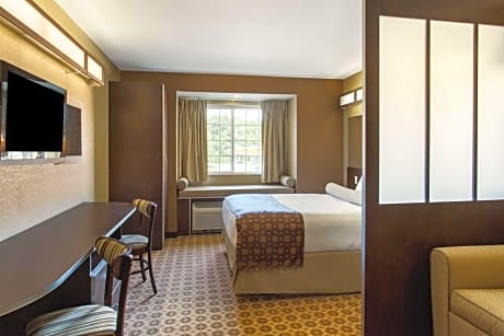 1 Queen Bed Mobility/Hearing Impaired Accessible Room Non-Smoking