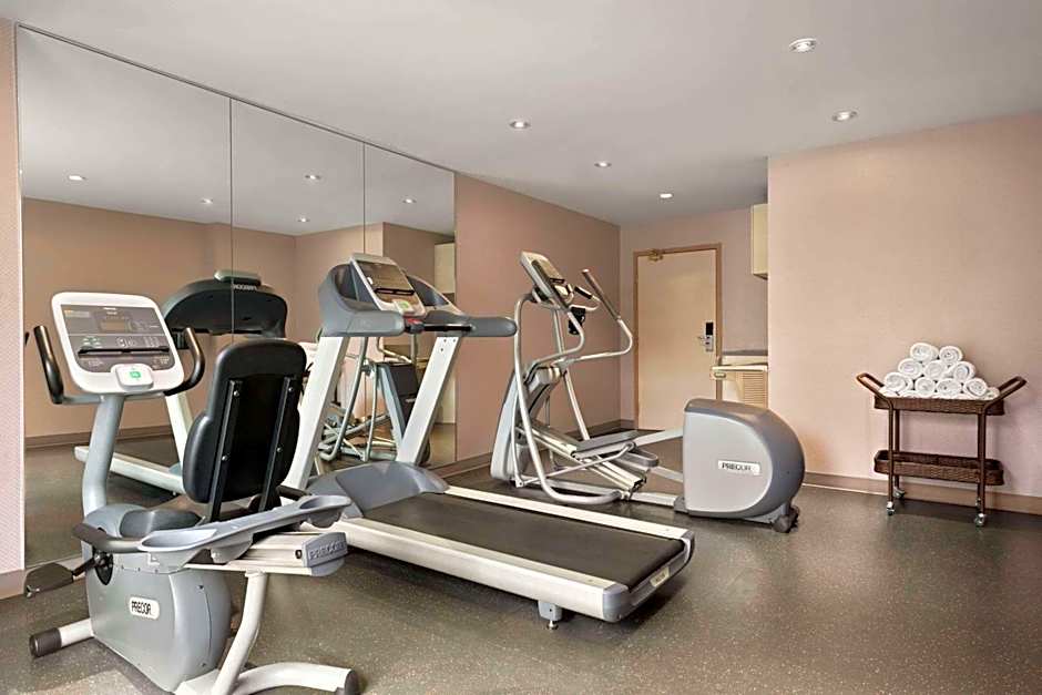 Travelodge by Wyndham Oshawa Whitby