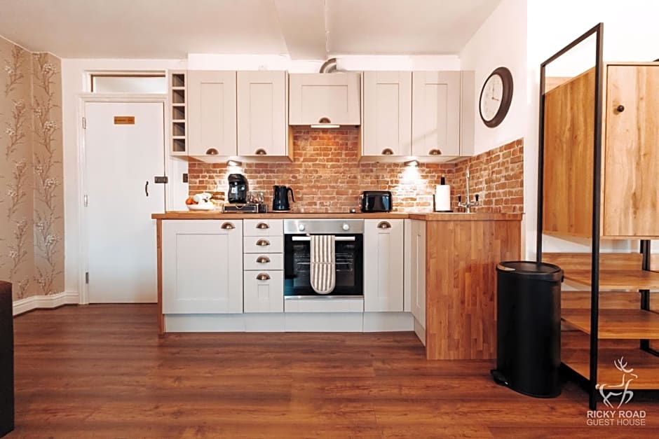 Ricky Road Guest House - Premium