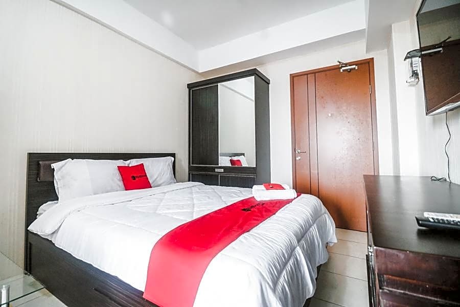 RedDoorz Apartment @ Green Lake View Ciputat