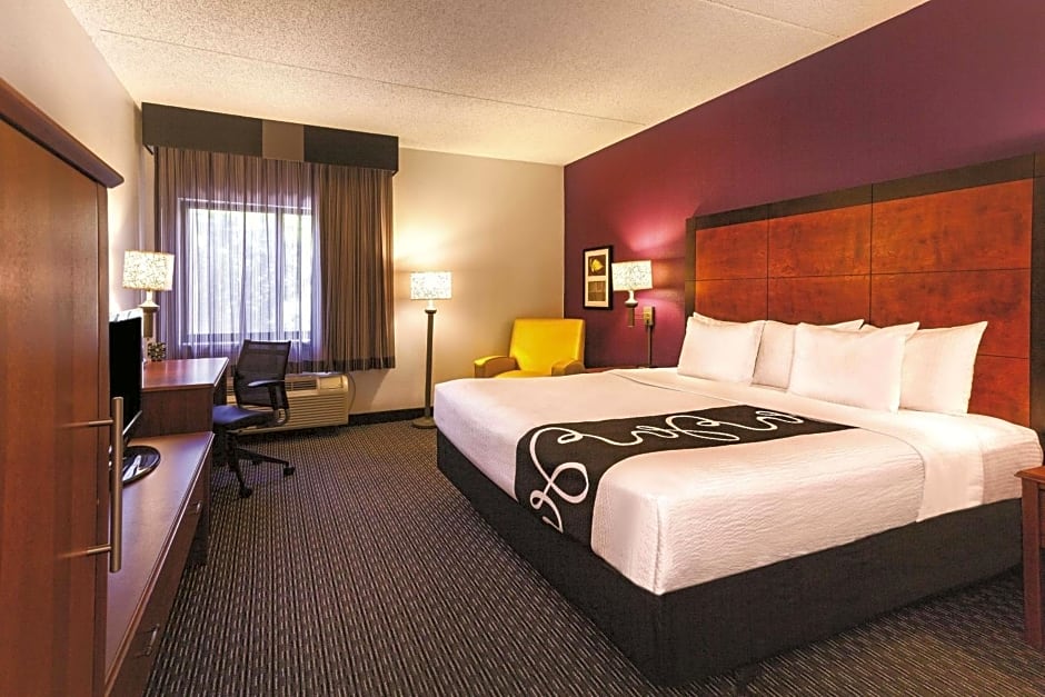 La Quinta Inn & Suites by Wyndham Miami Airport East