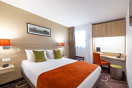 1 Queen 2 Single Beds Non-Smoking Family Room Communicating Room Courtesy Tray Bathtub