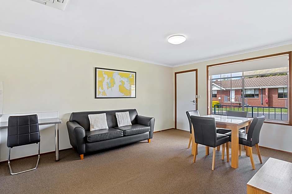 Riverfront Motel & Villas