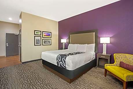 1 King Bed Non-Smoking