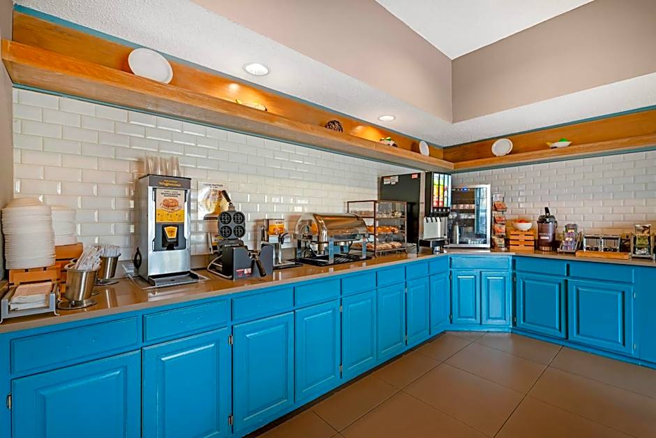 Country Inn & Suites by Radisson, West Bend, WI