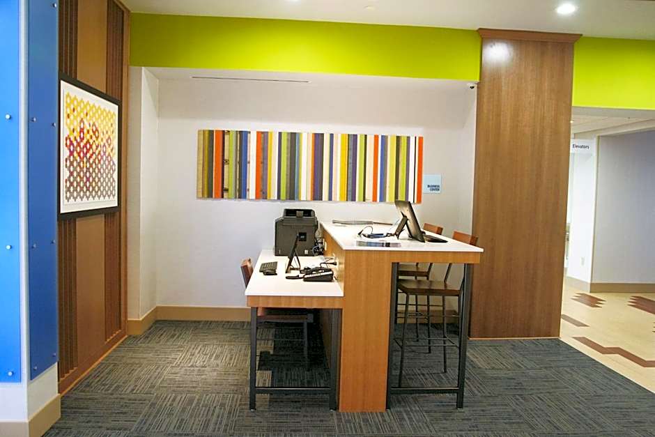 Holiday Inn Express & Suites Clarion By IHG