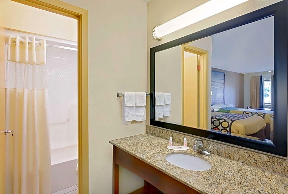 Super 8 by Wyndham Laurel