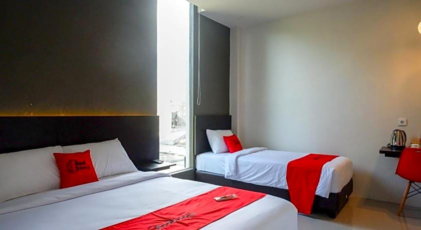 RedDoorz Plus near Solo Baru