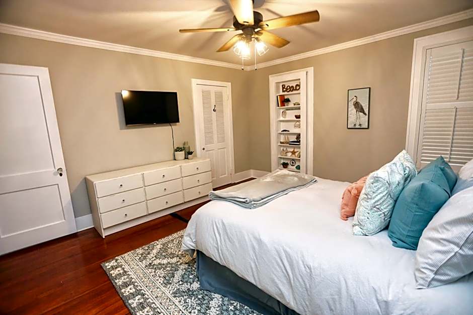 Historic Home Family Friendly Close to Seawall