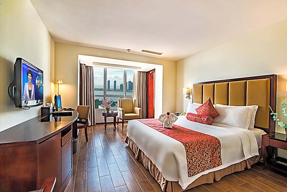 Photo 1 of 3 of 1 Queen Bed, Sea View