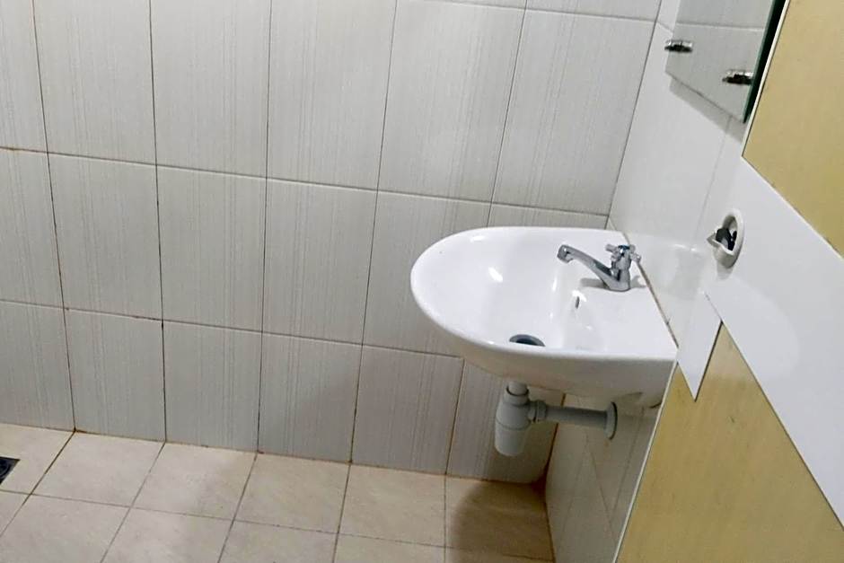 RedDoorz near Living Plaza Palembang