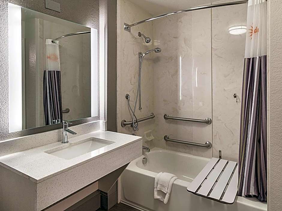 La Quinta Inn & Suites by Wyndham Arlington North Six Flags Drive