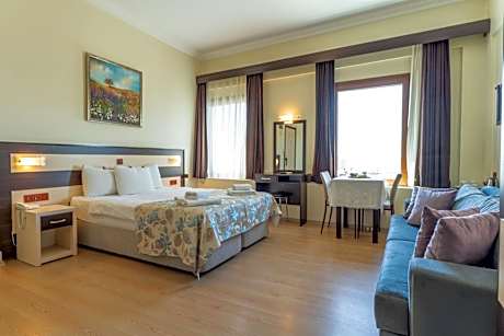 Deluxe Triple Room with Sea View