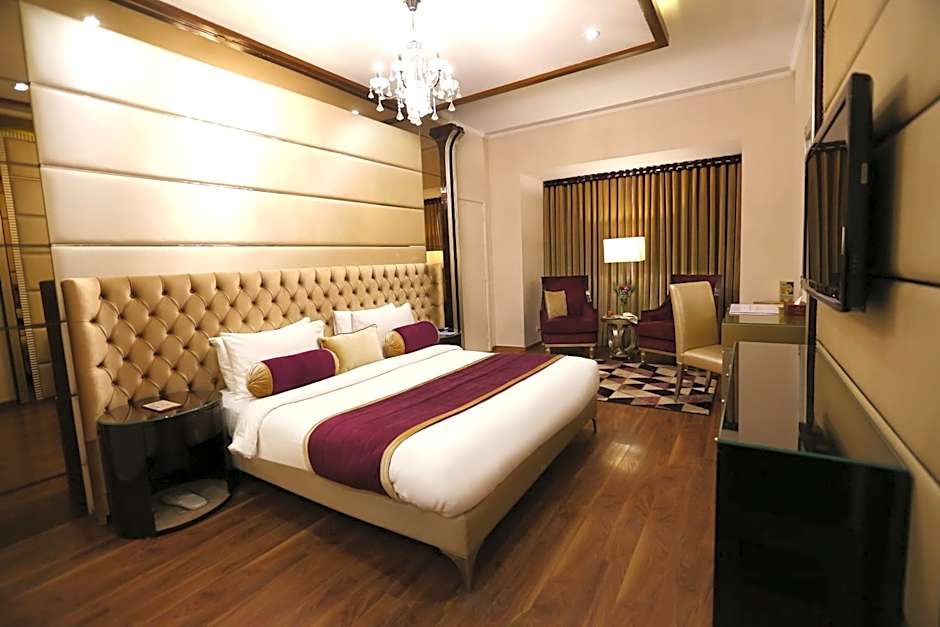 Foto 1 dari 4 — Executive 1 King Bed Suite, Smoking