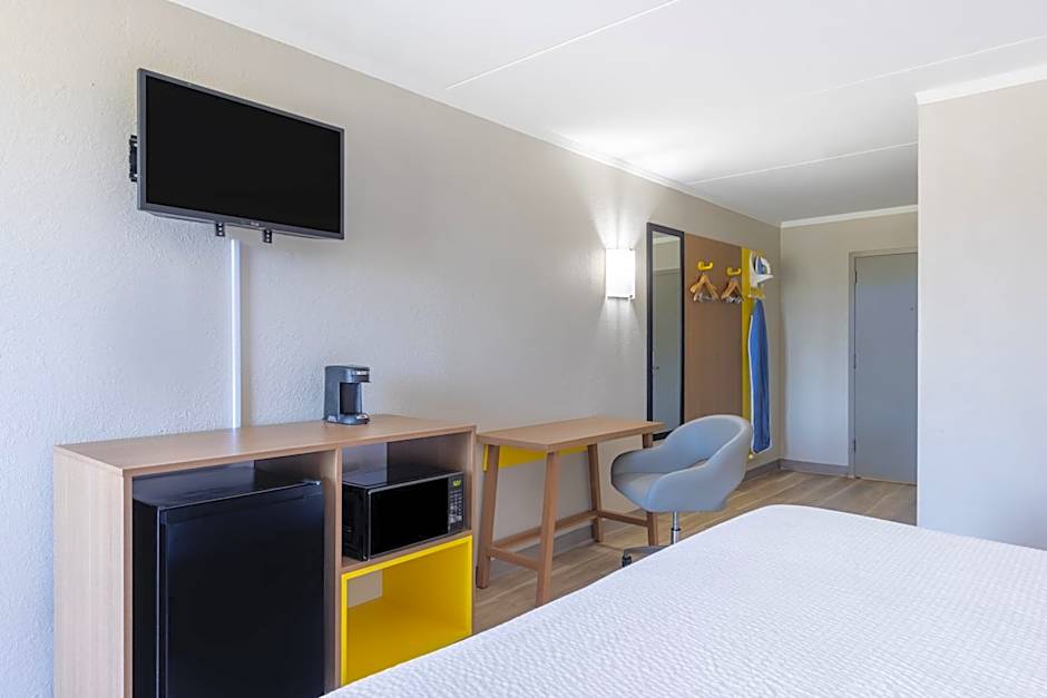 Days Inn & Suites by Wyndham Fayetteville NW Ft Bragg