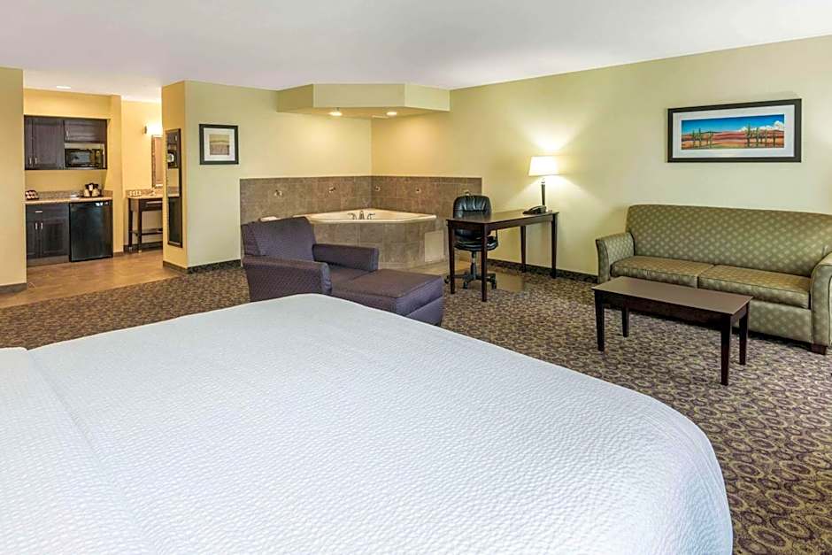 La Quinta Inn & Suites by Wyndham Las Vegas Airport South