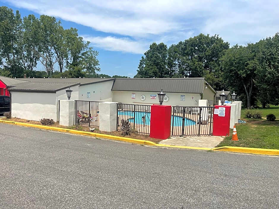 Super 8 by Wyndham Monroe