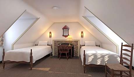 Deluxe Two-Bedroom Colonial House  with the Garden View
