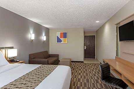 King Suite - Mobility Access/Non-Smoking