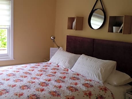 Double or Twin-Deluxe-Ensuite with Shower-Garden View