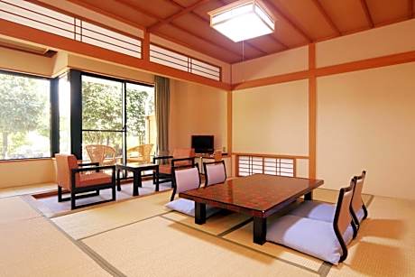 Family Room with Garden View