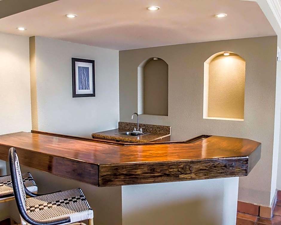 Quality Inn & Suites Gulf Breeze Bayside near Pensacola Beach