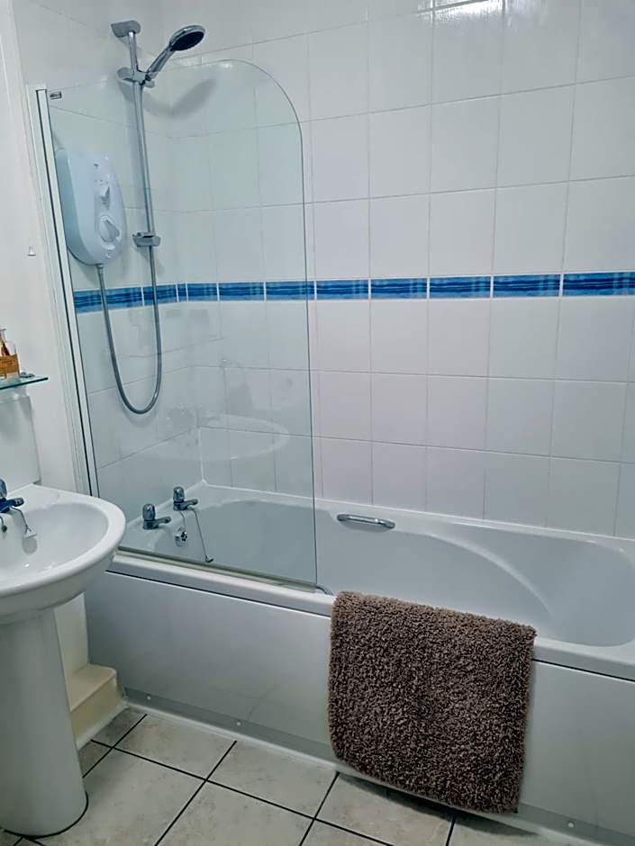 2 bedroom house Admiral Court