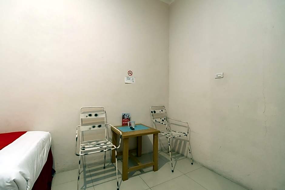 RedDoorz @ Fella Homestay Medan