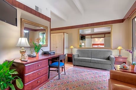 Dinah's Garden Hotel