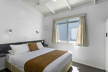 Deluxe Beachfront Villa - Accessible