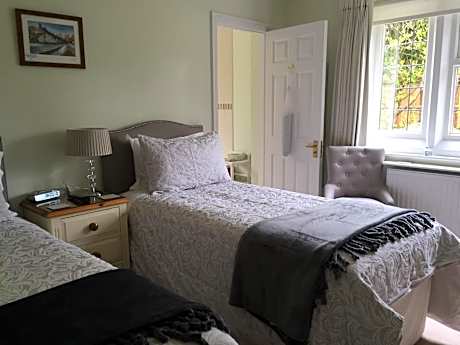 Twin room-Ensuite with Bath