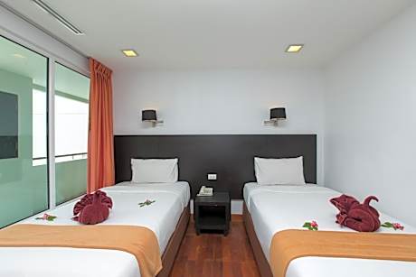 Apartment with Pool View