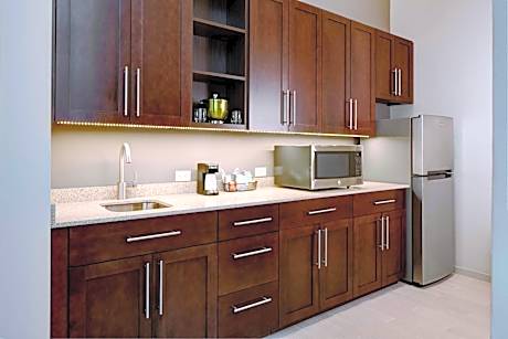 One-Bedroom King Suite with Roll-In Shower - Disability Access