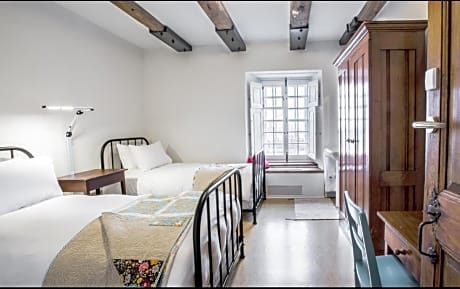 AUTHENTIC ROOM WITH 1 OR 2 SINGLE BEDS AND SHARED BATROOM