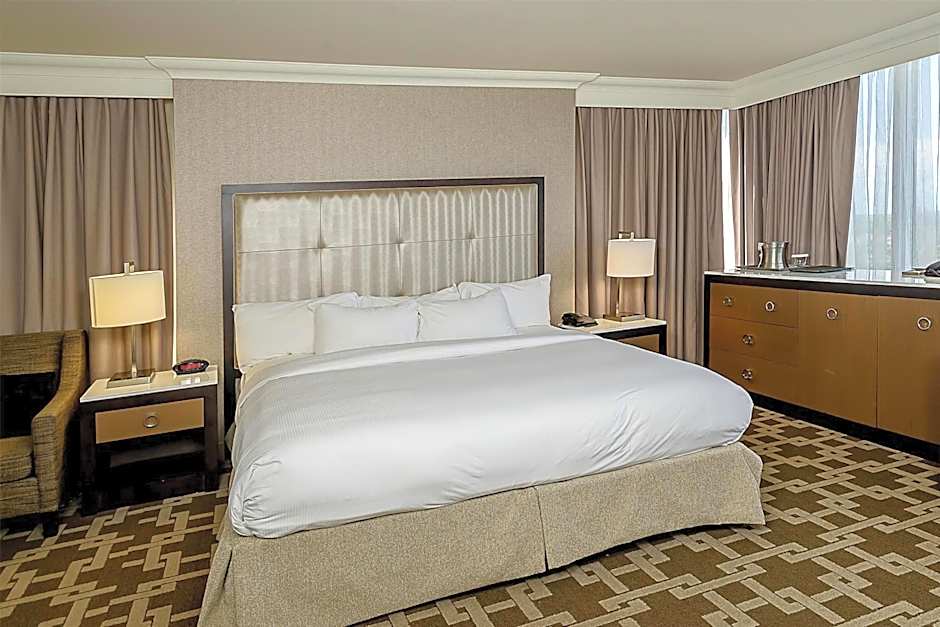 Hilton Niagara Falls-Fallsview Hotel - Suites