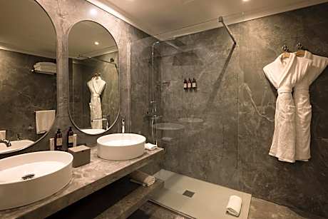 Suite With Private Pool and Sea View (3 Adults)