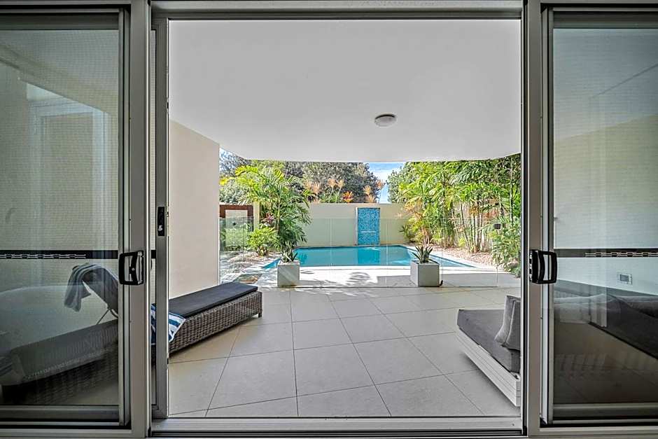 Absolute Beachfront Marcoola - Private Pool - Private Spa Bath - Games