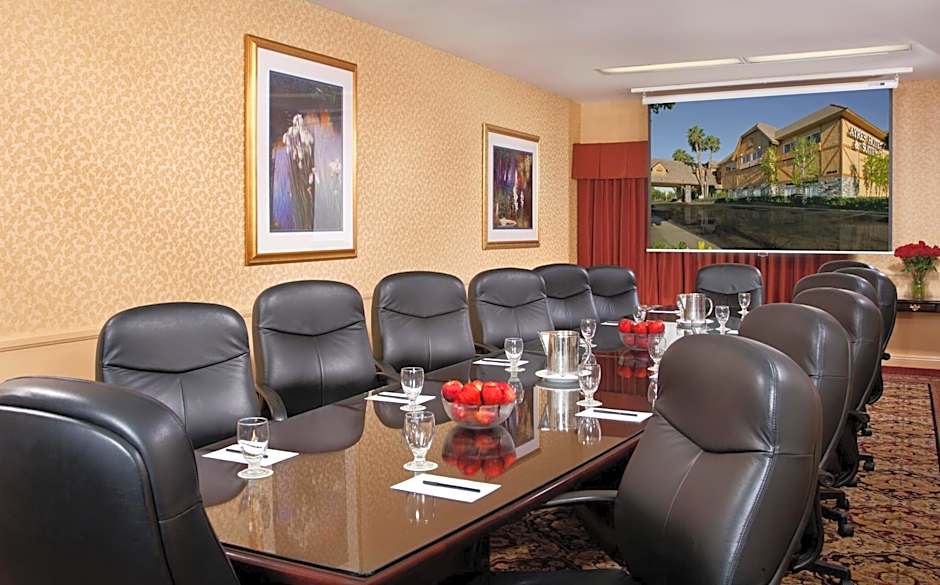 Azure Hotel & Suites Ontario, A Trademark Collection Hotel