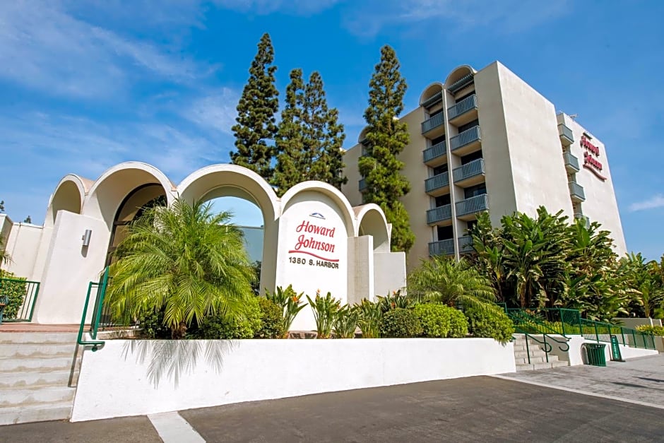 Howard Johnson by Wyndham Anaheim Hotel & Water Playground