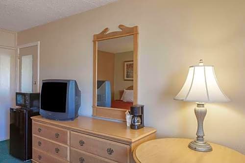 Howard Johnson by Wyndham Bakersfield